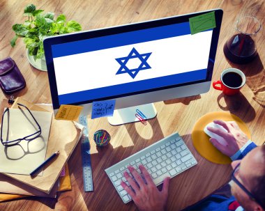 Bilgisayar kullanan adam