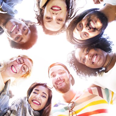 Genç insanlar aşağı bakıyor