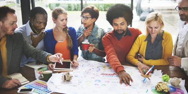 Groupe de personnes Brainstorming, Concept de coopération — Photo