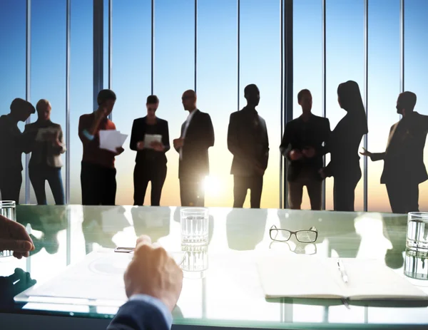 Gente de negocios discutiendo en la oficina —  Fotos de Stock