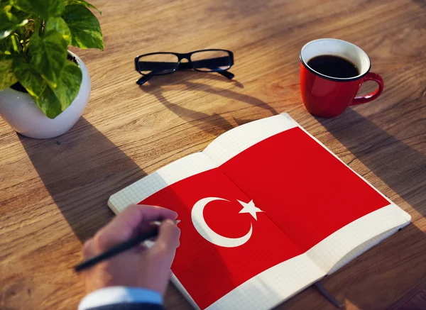 Muži, kteří pracují s Turecko státní vlajka — Stock fotografie