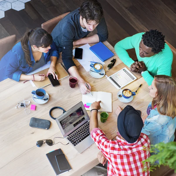 Mensen en conversatie op Office Concept — Stockfoto