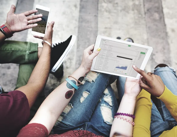 Studenti in pausa, Concetto tecnologico — Foto Stock