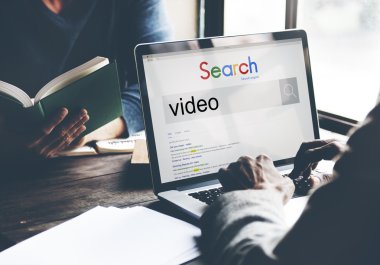 Dizüstü bilgisayar ekranında video izleyici