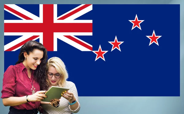 Kvinnor och Nya Zeeland nationell flagg begrepp — Stockfoto
