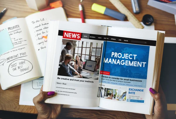 Libro delle donne con project management — Foto Stock
