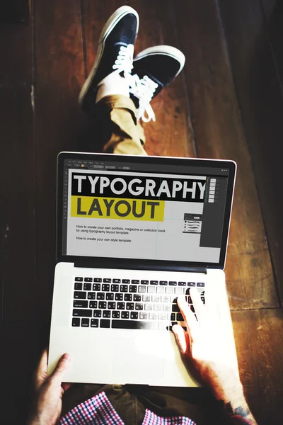 Laptop mit Typografie-Layout auf Monitor — Stockfoto