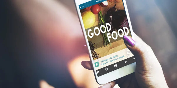 Dispositivo digital com boa comida — Fotografia de Stock