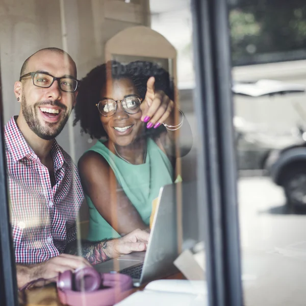 Pareja analizando la comunicación — Foto de Stock