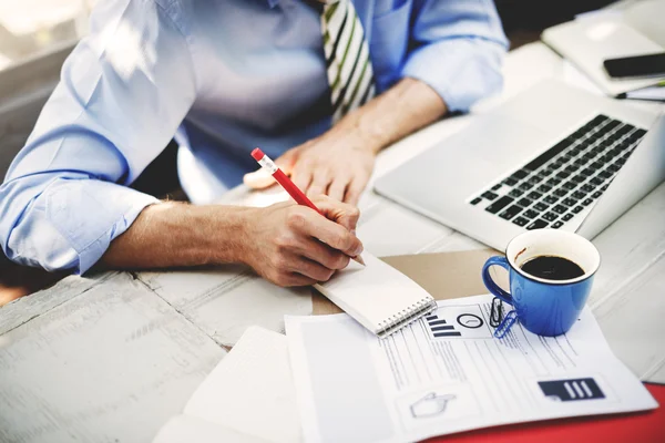 Människor och Office affärsidé analys — Stockfoto