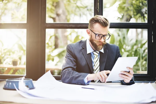 Hombre con concepto de dispositivo digital —  Fotos de Stock