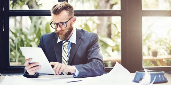 Hombre con concepto de dispositivo digital —  Fotos de Stock