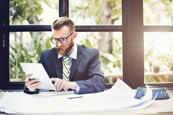 Hombre y el concepto de negocio de dispositivos digitales —  Fotos de Stock