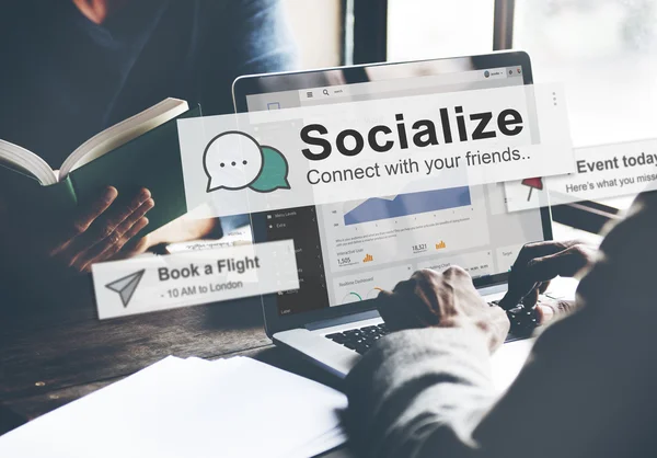 Socializar a Comunidade na tela do laptop — Fotografia de Stock