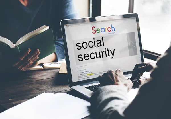 Social trygghet på laptop skärm — Stockfoto