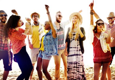 Gençler arkadaşlar plaj partisi mutluluk konsepti  