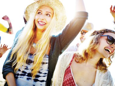 Plaj partisi konsepti de gençler arkadaşlar