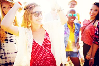 Plaj partisi konsepti de gençler arkadaşlar