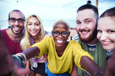 gençler ve Beach Party akşam yemeği kavramı