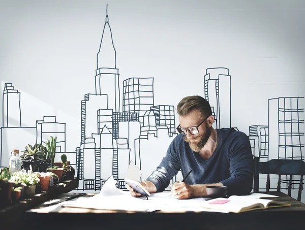 Großstädtisches Bauen und arbeitender Geschäftsmann — Stockfoto