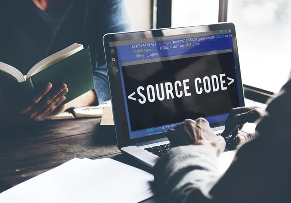Código fonte na tela do laptop — Fotografia de Stock