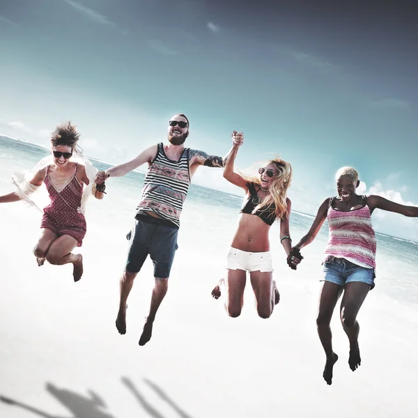 Jovens na Praia Summer Friends Concept — Fotografia de Stock