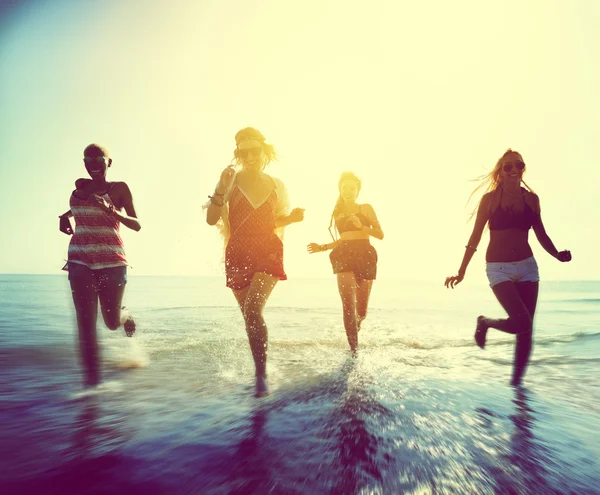 Свобода дружбы на пляже, праздничная концепция — стоковое фото