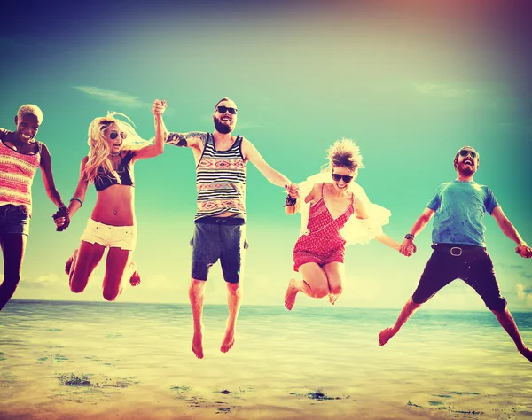 Verão amigos se divertindo conceito de salto — Fotografia de Stock