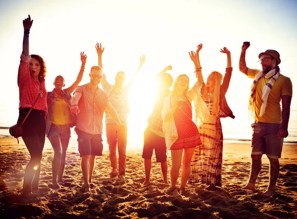 Adolescents amis à la plage Party Concept — Photo