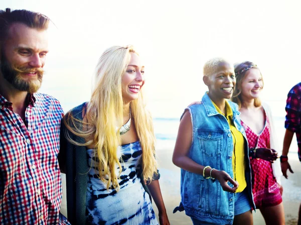 Vrienden ontspanning in zomer — Stockfoto