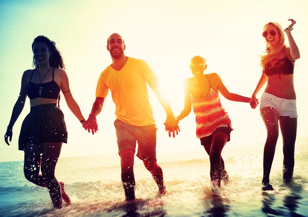 Vänner frihet på stranden sommarsemester Concept — Stockfoto