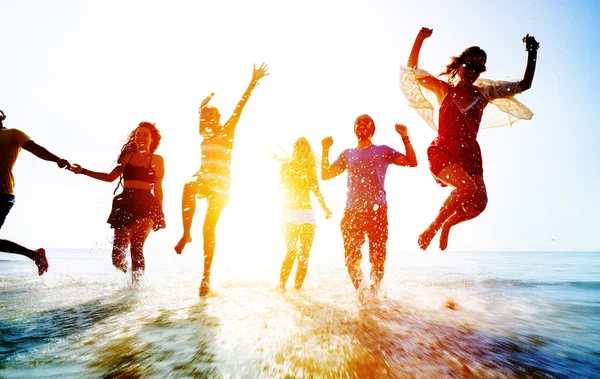 Ελευθερία τους φίλους σε παραλία καλοκαιρινές διακοπές έννοια — Φωτογραφία Αρχείου