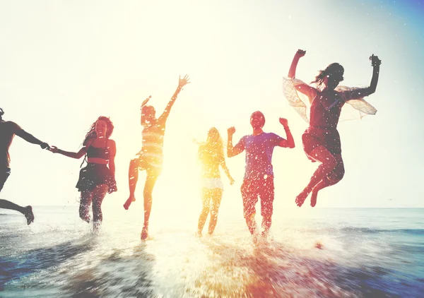 Vänner frihet på stranden sommarsemester Concept — Stockfoto