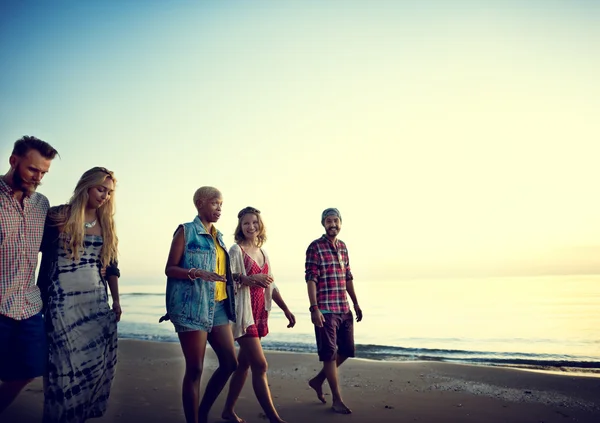 Vriendschap en vrijheid op strand Concept — Stockfoto