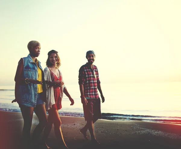 Vänskap och frihet på stranden Concept — Stockfoto