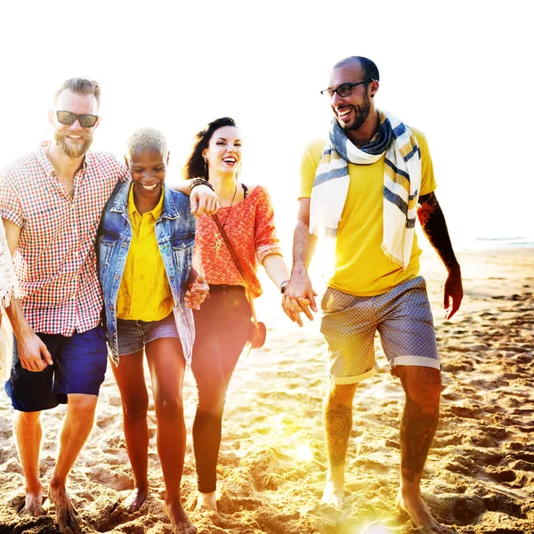 Diverses personnes à la plage Summer party Concept — Photo