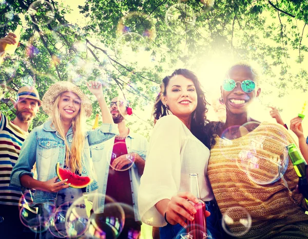 Tiener vrienden bij Beach Party Concept — Stockfoto