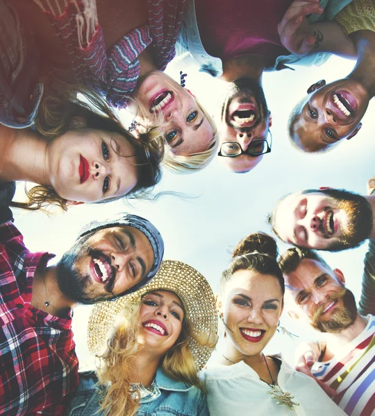 Vrienden bij Beach Party geluk Concept — Stockfoto