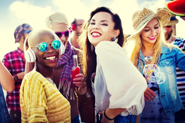 Vrienden bij Beach Party geluk Concept — Stockfoto