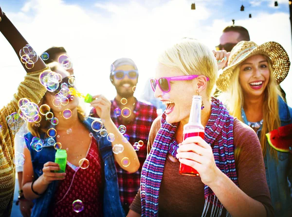 Vrienden bij Beach Party geluk Concept — Stockfoto