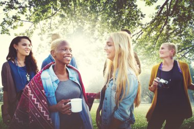 Arkadaşlar açık havada kamp