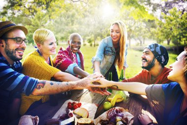 Arkadaşlar açık havada kamp