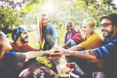 Arkadaşlar açık havada kamp