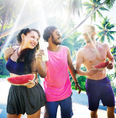 Farklı grup insanlar Beach partide