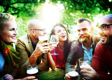 Farklı grup insanlar Beach partide