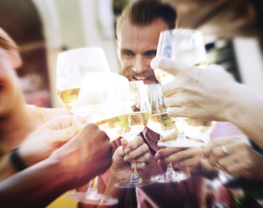 Çeşitli akşam yemeği arkadaşlar asılı