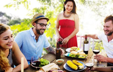 Farklı arkadaş dışarı asılı