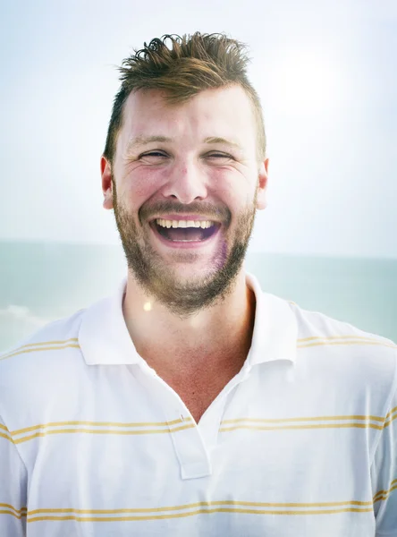 Pohledný muž na pláži dovolenou koncept — Stock fotografie