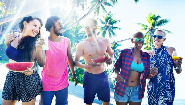Mångskiftande grupp människor på Beach Party — Stockfoto