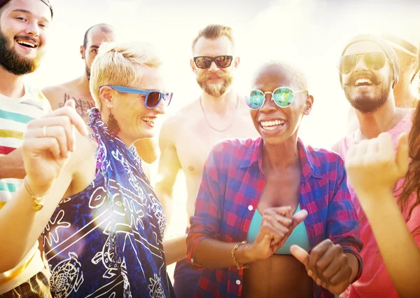 Mångskiftande grupp människor på Beach Party — Stockfoto